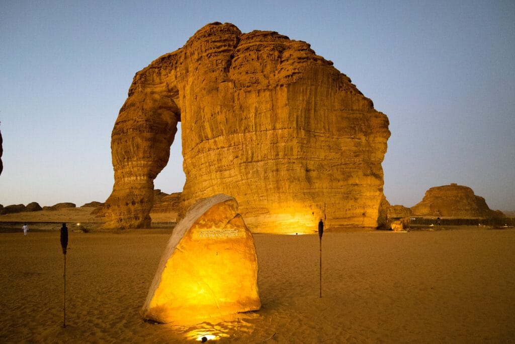 Paysage d'Al-Ula, Arabie saoudite avec inselbergs en grès rouge
